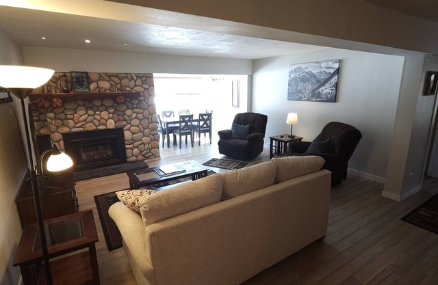 St. Mary's Landing 950 sq ft 2 bedroom condo. At 10,000 feet!