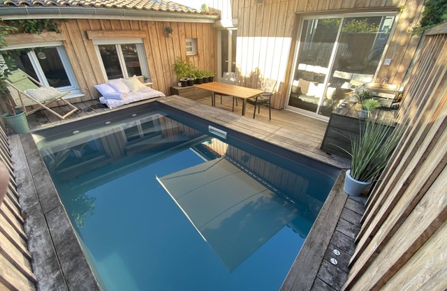 Stable near Bordeaux with swimming pool