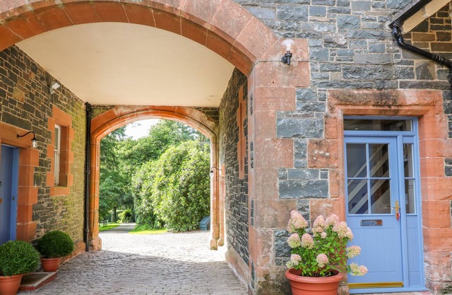 STABLE RETREAT, pet friendly, character holiday cottage in Dumfries