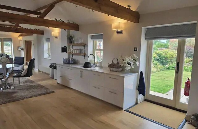 Stable View Barn - log burner & dog friendly