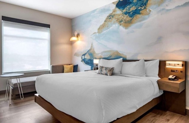 Standard King Room Near Lake Warren ORL