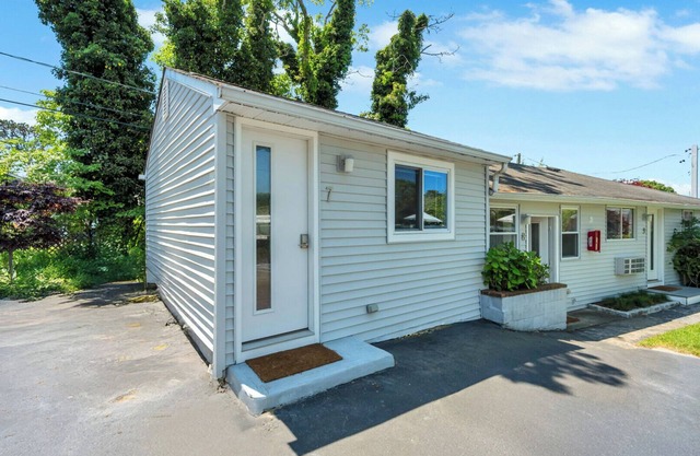 Standard Room in Boutique Hotel, the Heart of Hampton Bays, Waterfront.