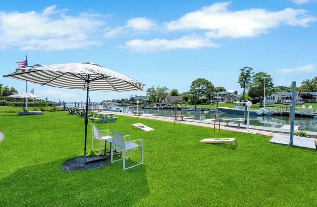 Standard Room in Boutique Hotel, the Heart of Hampton Bays, Waterfront.