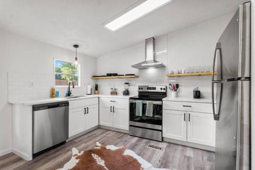 Starlight Horizon Cabin M - Pet-Friendly Texas Hill Country Cabin Near Canyon Lake - Pool, Stargazing & Group Getaways - Sleeps 8