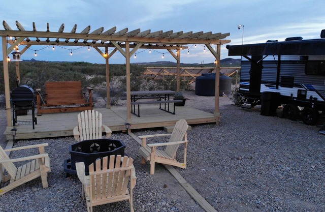 Starlight Sanctuary: Modern Off-Grid RV/Camper with A/C+Wifi Minutes from BBNP