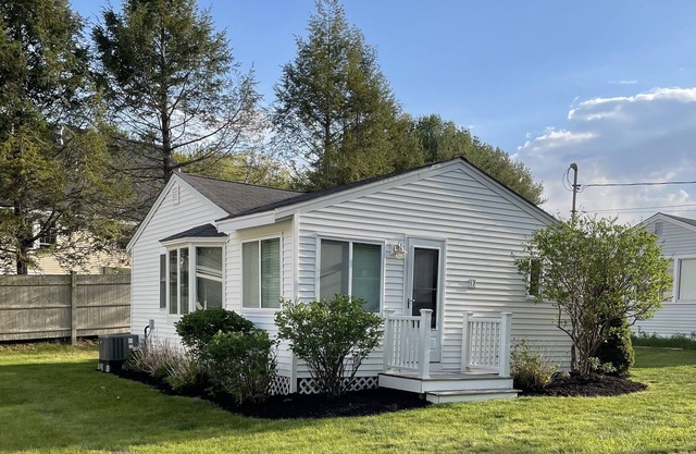Stay at The Salt Life! Pristine, Quintessential Maine Sleeps 4-6 Walk To Beach