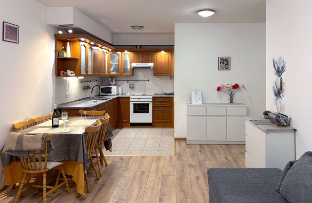 Stay Calm Premium Apartment Terrace & Garage: Nice 2-bedrooms near Market Hall