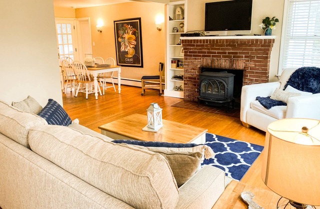 Stay close to USNA Stadium with screened-in porch and parking