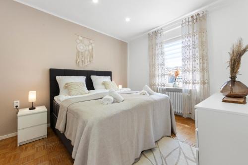 Stay COZY - TOP LAGE - Kingsize Betten - Parkplatz - Balkon - Netflix