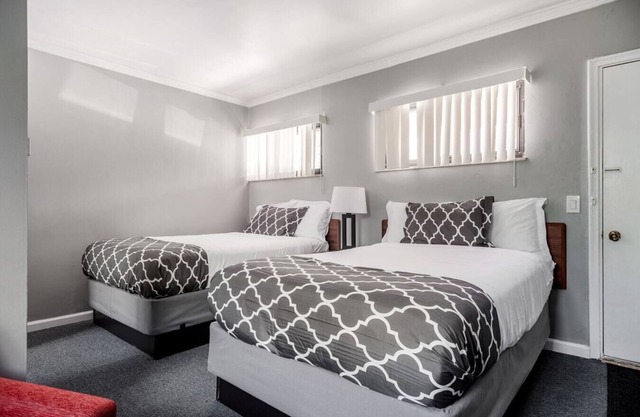 Stay in Browntown for 4: Cozy Room With Minifridge