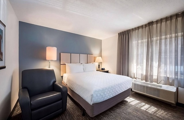 Stay in Style: Your Home in Chicago's Suburbs! 2 Family-friendly Suites!