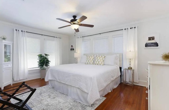 Stay Near Downtown, Riverwalk, & Pearl in 1 BR/1BA