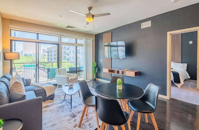 Stay Near DT PHX| Balcony,W/D,Pool,Gym,Parking