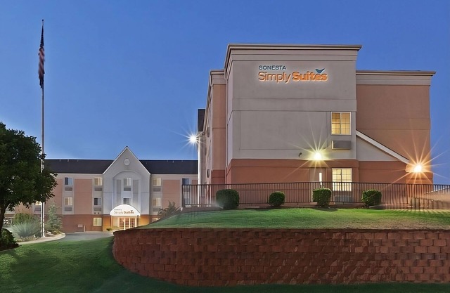 Stay Near the Red Earth Festival Grounds! 3 Queen Studios w/Private Kitchens!