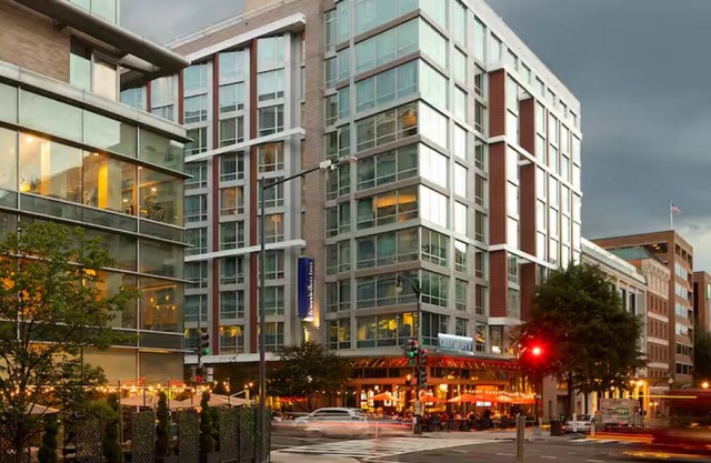 Stay Near to Lincolin Memorial – 7 Min Walk, Stylish Unit w/Rooftop Pool Access