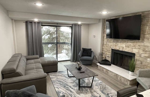 Stay next to Park City Resort! Fully Rebuilt 2BR, 2BA Condo, MODEL PERFECT