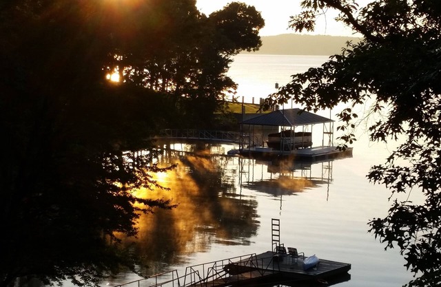 Stay on Kentucky Lake at this First Floor Condo