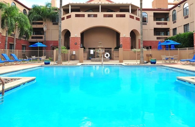 Stay & Play:2 Family Friendly Units! Free Parking, Onsite Pool & Outdoor Hot Tub
