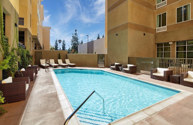Staybridge King Studio. Free Breakfast + Outdoor Pool | 20 Minute Walk to Downtown Disney