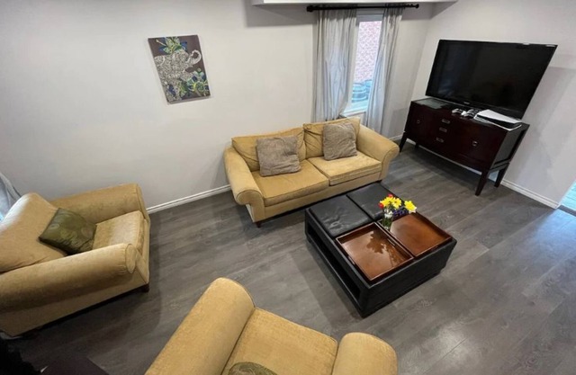Staycation StoneyCreek- 3Bdrm-Hotub-BBQ-Lakeside-