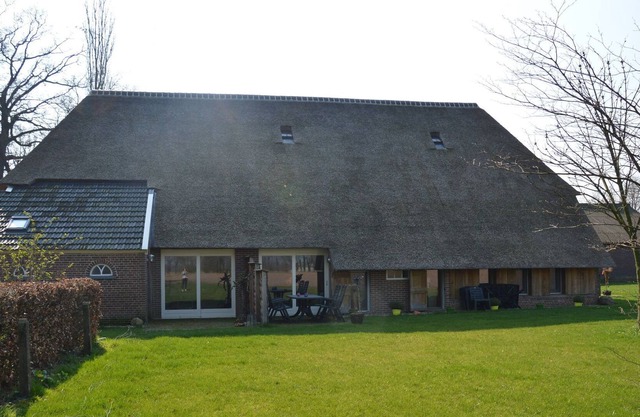 Staying in a thatched barn with box bed, beautiful view, region Achterhoek