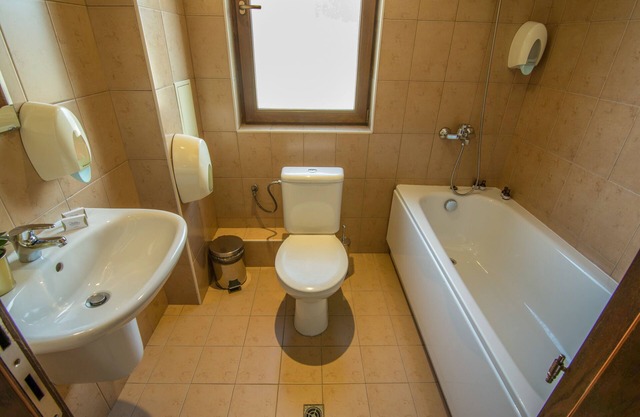 StayInn Banderitsa Apartment in Bansko with queen size bed and kitchen