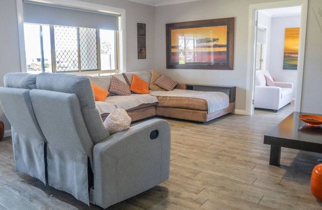 Stays with Ripley,n4bed, 2 bath pet friendly home only 3min drive to Hosp/beach!