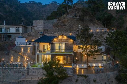 StayVista at Ridge of Twilight Luxury 4bhk with Jacuzzi, Bonfire, BBQ in Kasauli