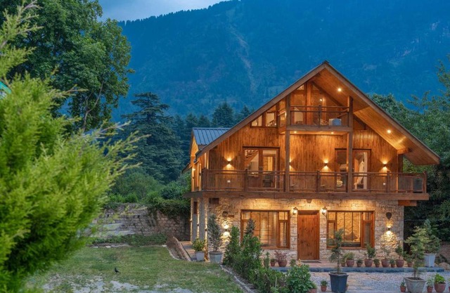 StayVista at The Artisans' Chalet with Indoor Jacuzzi