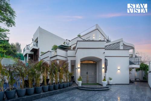 StayVista at The Sweet Sunsation with Jacuzzi, BBQ