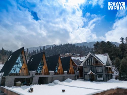 StayVista's Frozen Fall at Frostflare Cottages - Jacuzzi