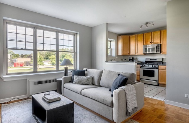Stellar Evanston 1BR w/Courtyard, nr Beach & University, by Blueground