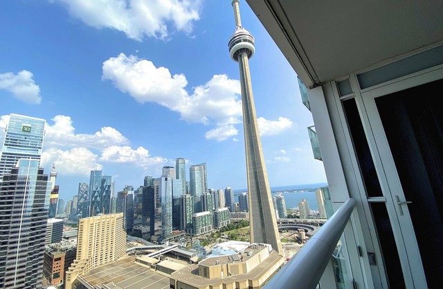 Steps away from CN Tower - Cozy Condo w/Pool and Gym! Perfect Downtown location
