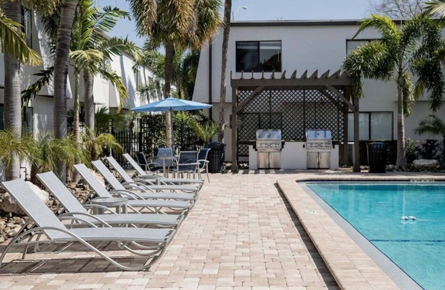 Steps from Bayshore! King suite | Pool | Gym | C