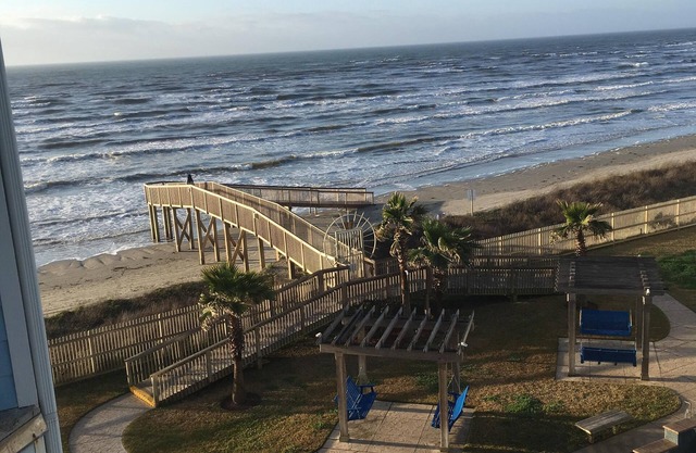 Steps from the beach and minutes from downtown. Base rate is for 2 ppl.