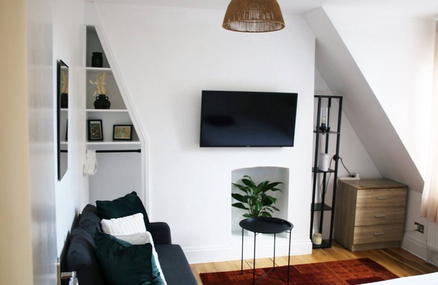 Steps from transportation. Cosy 3 Bedroom Flat, Hackney Central