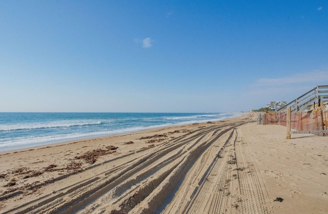 Steps to a private beach, enjoy sunsets and kayaking from your backyard!