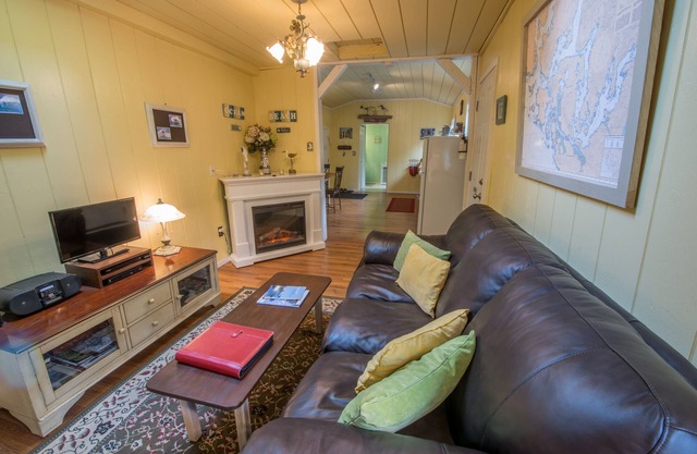 Steps to Chesterman Beach, Surf Shack is a cozy cottage with a private Hot Tub
