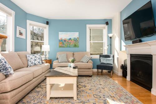 Steps to Downtown Rooftop Deck Flexible Temp Stay