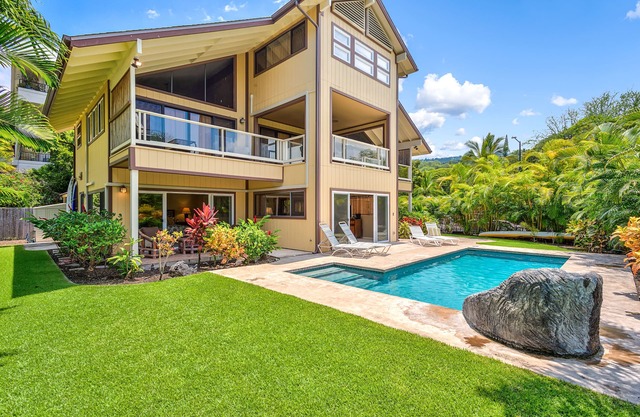 Steps to Keauhou Bay! Great Water Access! Pool! Foosball table!