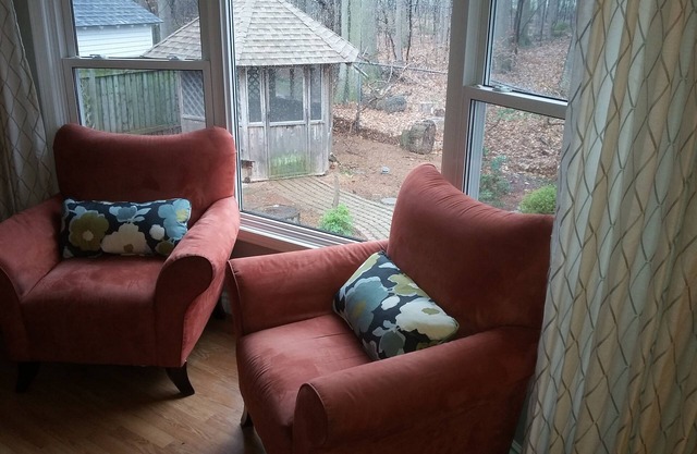 Steps to Lake Ontario, beach & park. Bike to town. Free wifi/fireplace/netflix