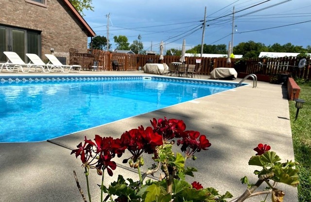 Steps to Lake Erie near Lakeside - Private Hot Tub, Seasonal Pool, Recreation