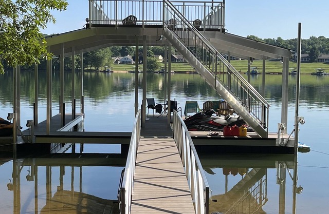 Steps to Lake, Beach, New Dock with Wide water views. Perfect Family Vaca spot!