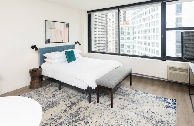 Steps to Mich Ave | Chic Suite with City View | Zencity