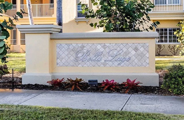Steps to private beach access, Beautiful 2 bedroom+ w/Murphy Bed Private Den