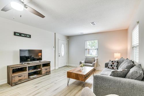 Steps to Seawall Fenced Family Home in Galveston!