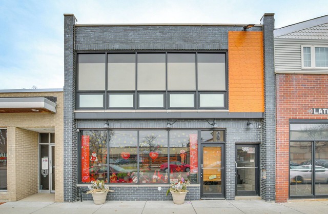 Steps to Shops & Eats: Apt in Portage Park!