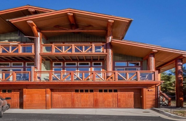 STEPS to Slopes, Huge Cabin Perfect for Families
