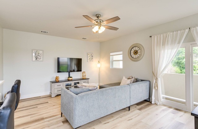 Steps to TCU Campus: Modern Fort Worth Apt