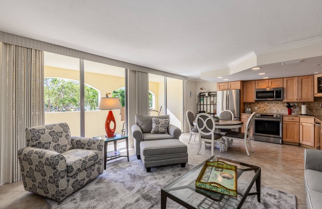 Steps to the Beach - Nicely updated condo - JW Alternative